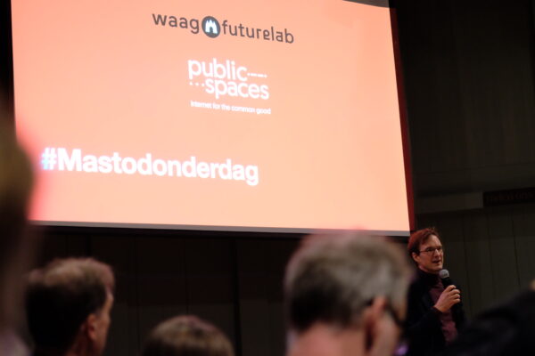 Wouter Tebbens spreekt tijdens Mastodonderdag in Waag
